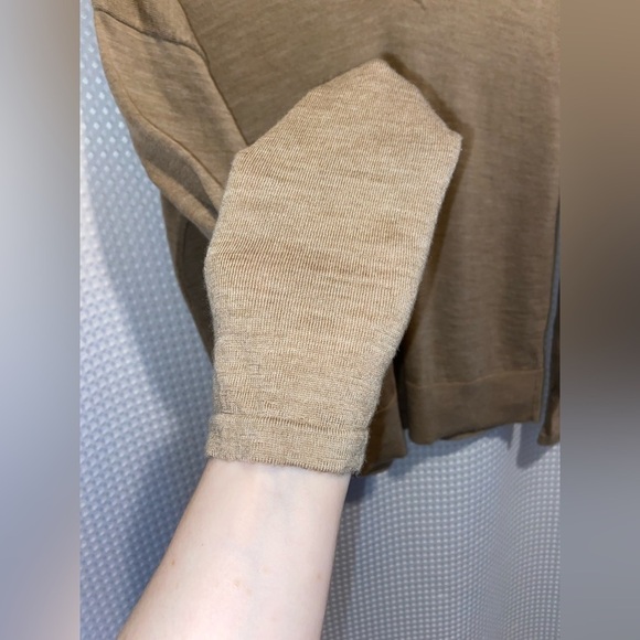 Women’s BANANA REPUBLIC Tan SEAMLESS MERINO V-NECK SWEATER size medium - Picture 6 of 12